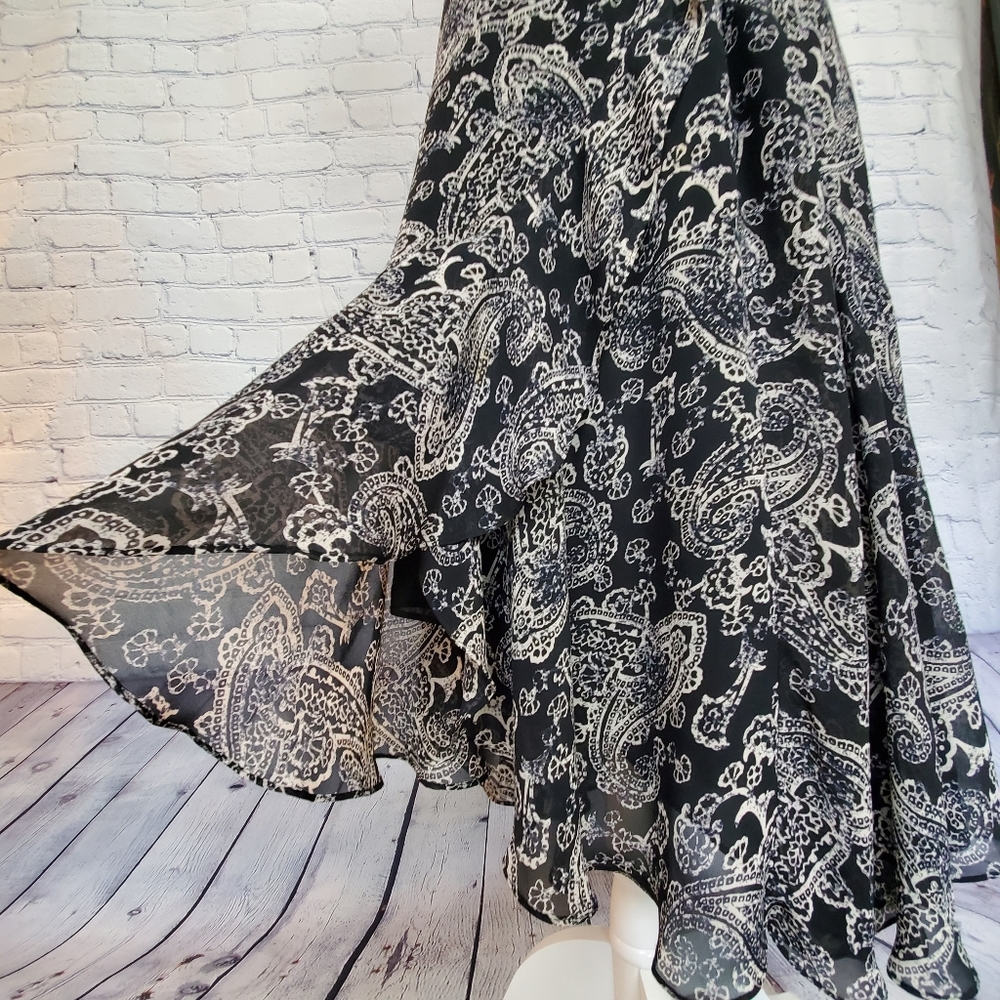 Flowy skirt black and white
